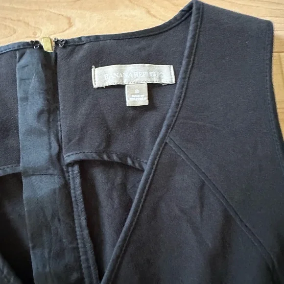 🌻 2/$10 Banana Republic black v neck sleeveless dress size 8 gold back zipper - Picture 4 of 10